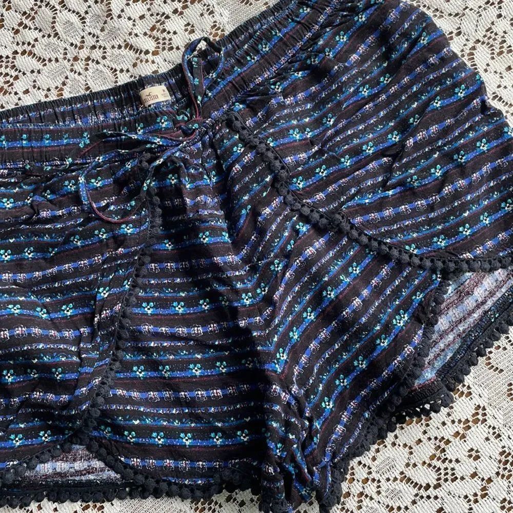 Hollister Peek A Leg Shorts